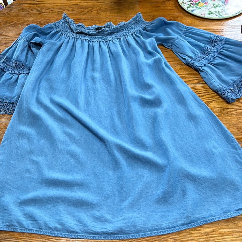 Signature Studio blue dress, bell sleeves crochet lace.Elastic neck.Size Medium